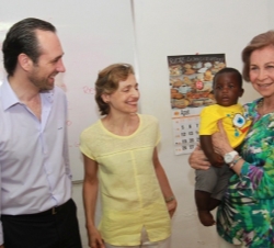 Su Majestad la Reina con el hijo de unas de las mujeres que asiste al taller de lengua castellana, junto al presidente de las Illas Balears y la coord